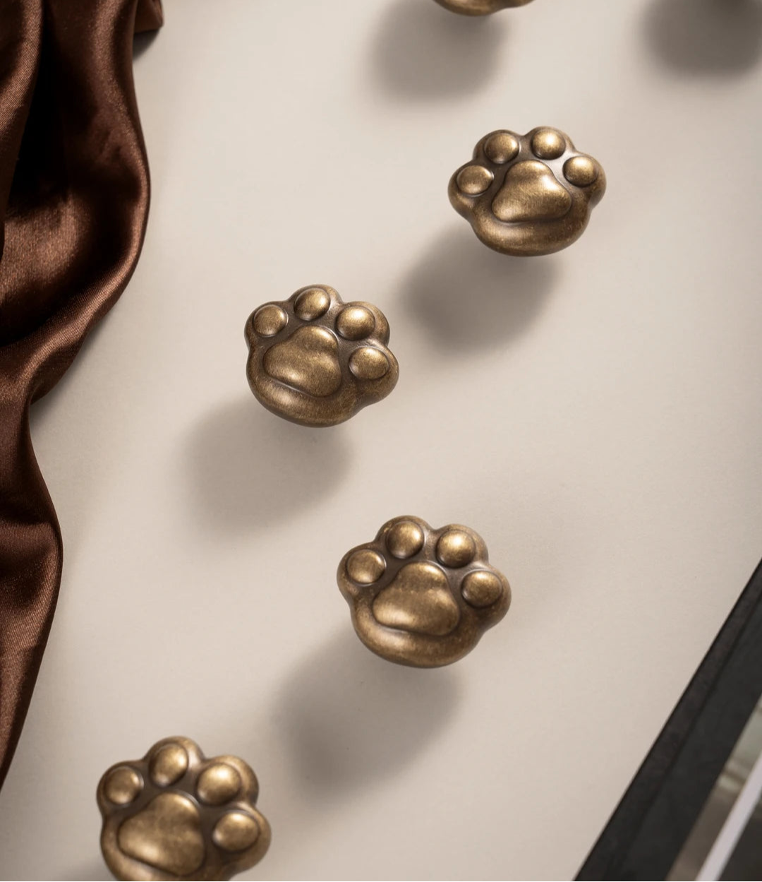 Furniture knob Cat's paw
