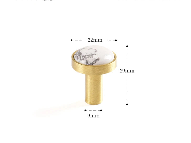 Bouton de meuble en laiton serti d’une pierre naturelle blanche