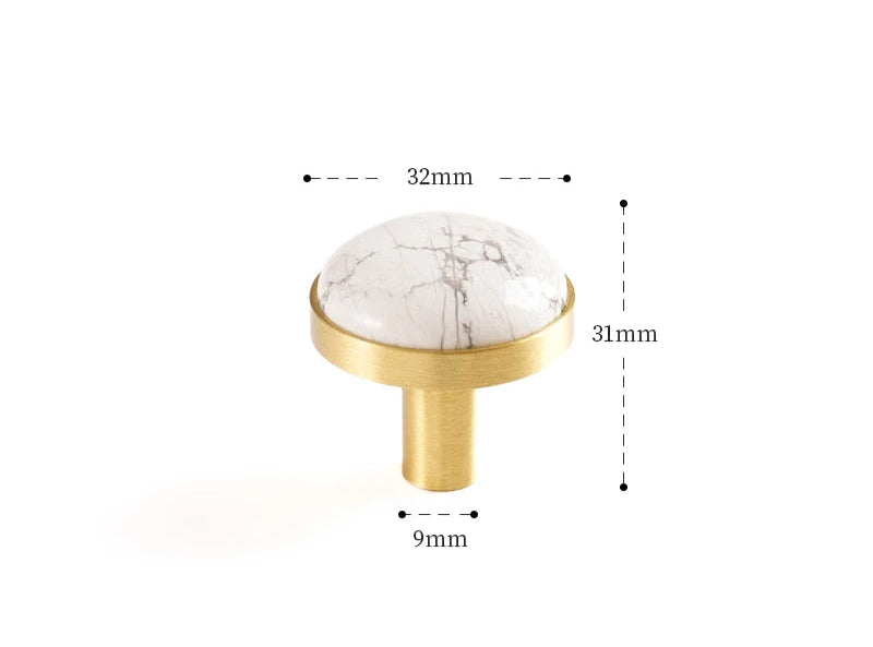 Bouton de meuble en laiton serti d’une pierre naturelle blanche