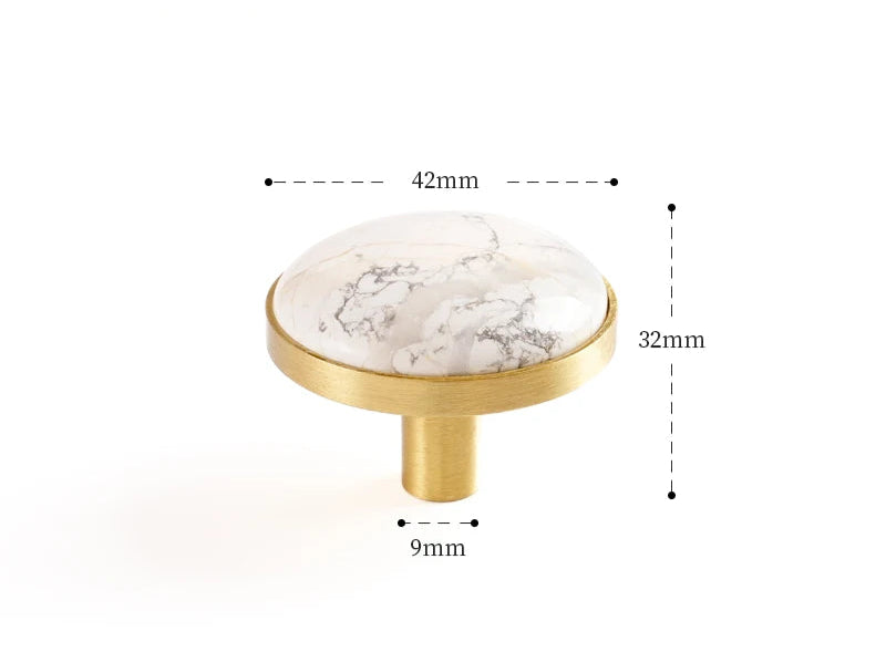 Bouton de meuble en laiton serti d’une pierre naturelle blanche