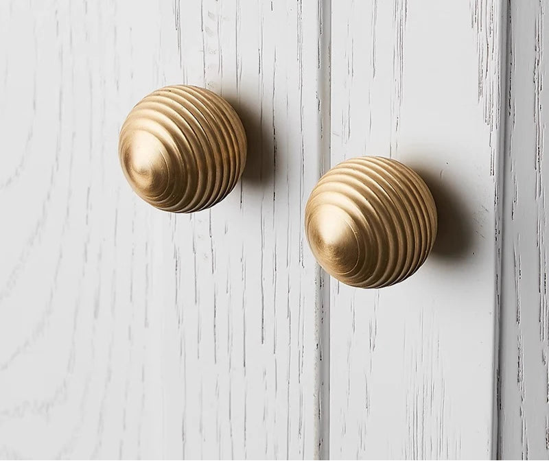 Bouton de meuble sphérique nervuré or brossé