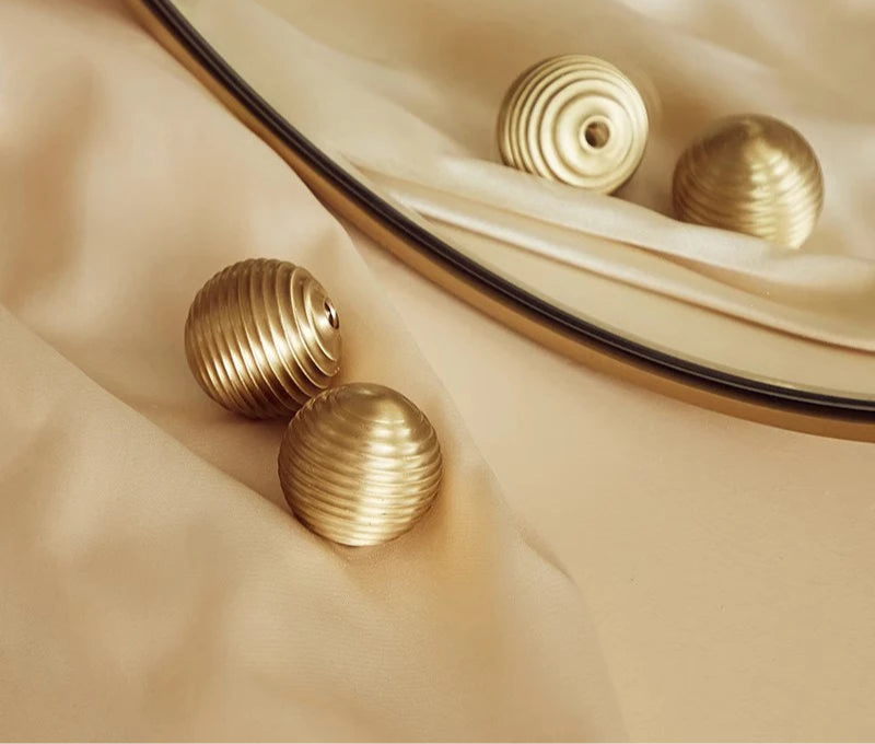 Bouton de meuble sphérique nervuré or brossé