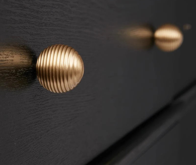 Bouton de meuble sphérique nervuré or brossé