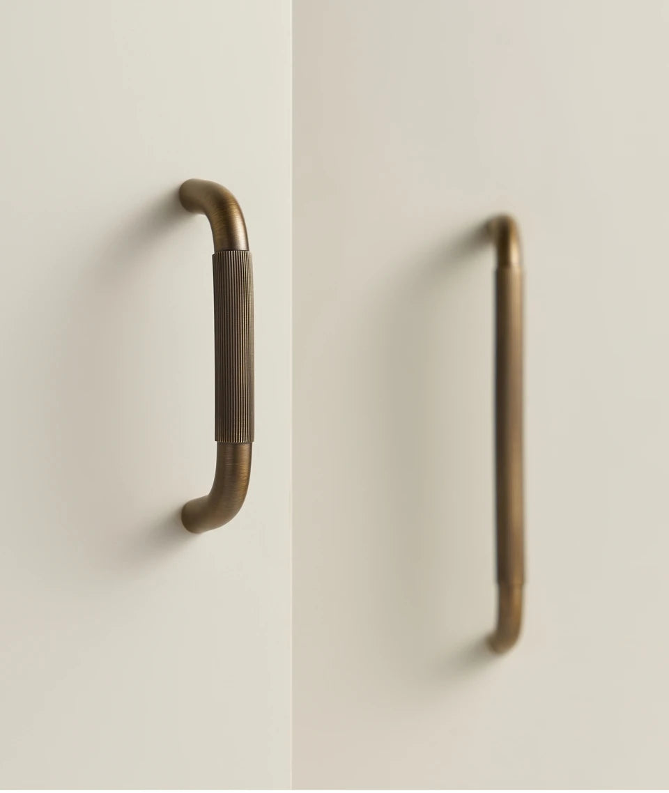 Poignée de Meuble Courbée Striée Bronze Brossé