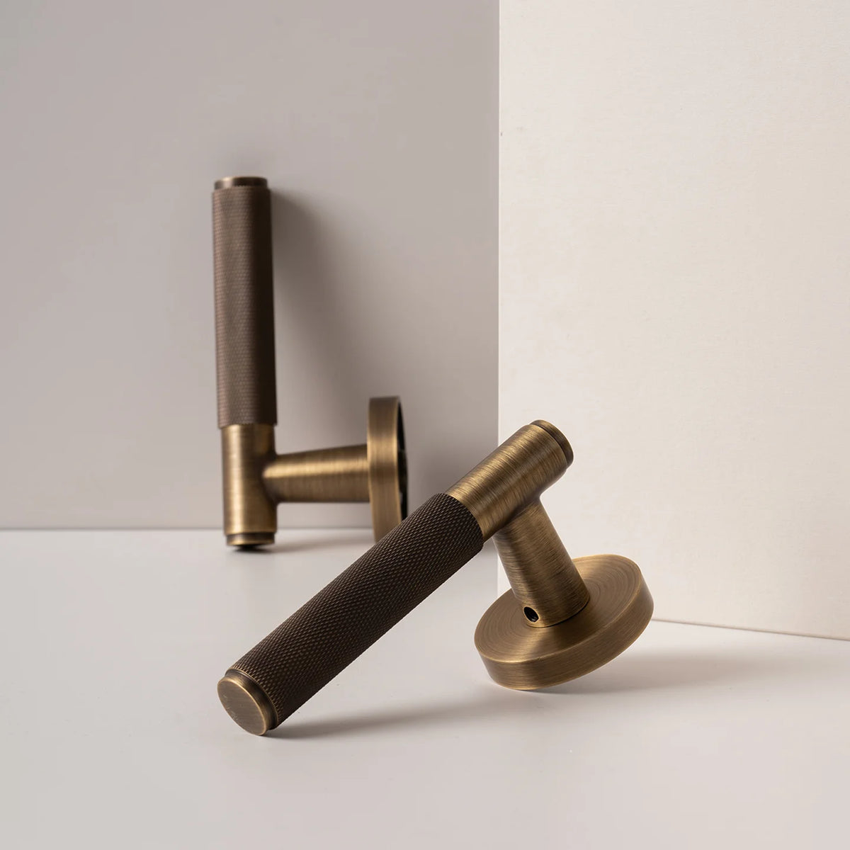 Poignée de Porte Cannelée Bronze Design Raffiné