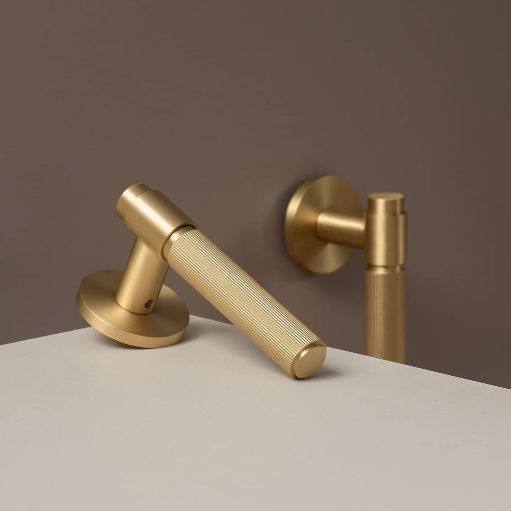 Poignée de Porte Cannelée Laiton Design Raffiné