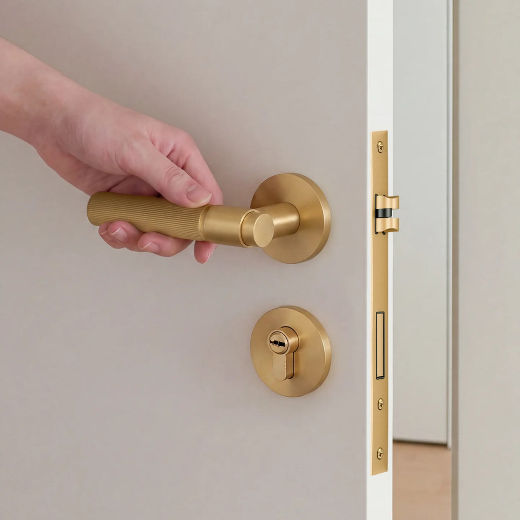 Poignée de Porte Cannelée Laiton Design Raffiné