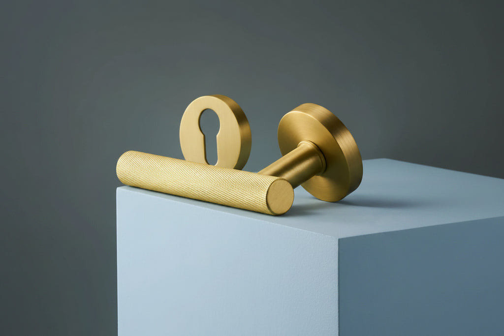 Poignée de Porte Moletée en Laiton Doré Style Contemporain