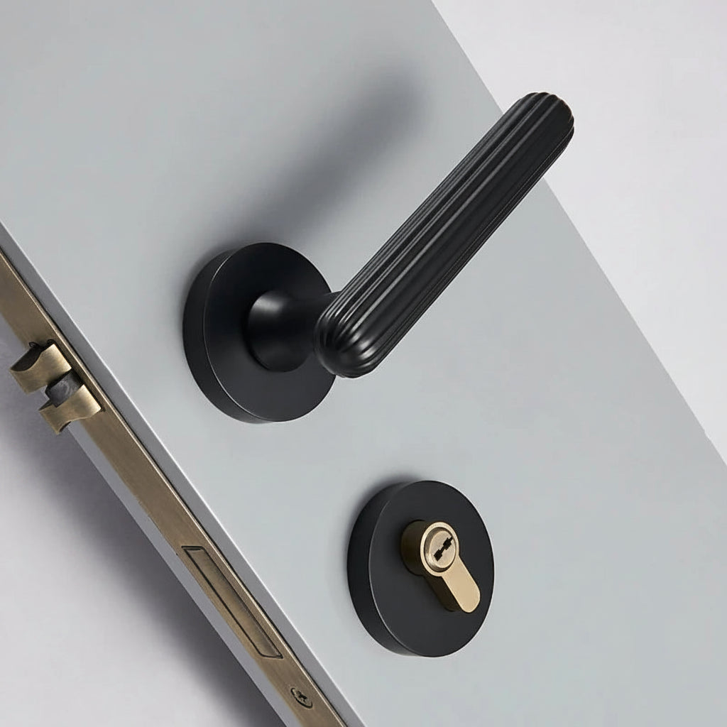 Poignée de Porte Rainurée en Laiton Doré Design Élancé