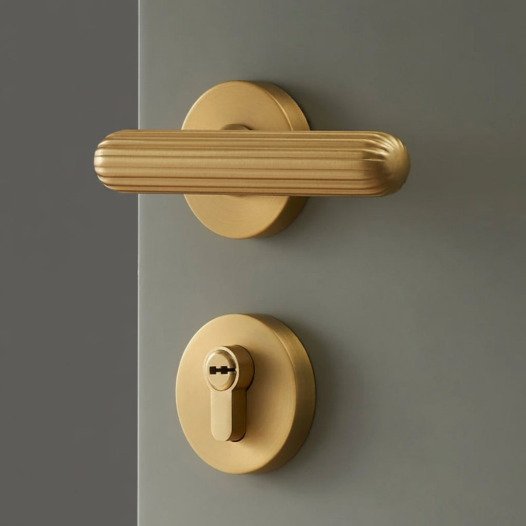 Poignée de Porte Rainurée en Laiton Doré Design Élancé