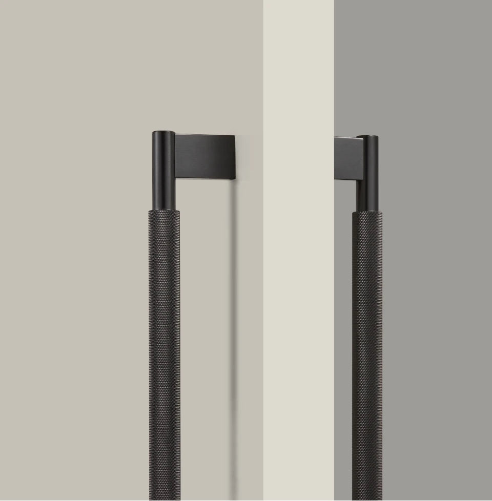 Poignée de Tirage Moletée Noire – Design Contemporain
