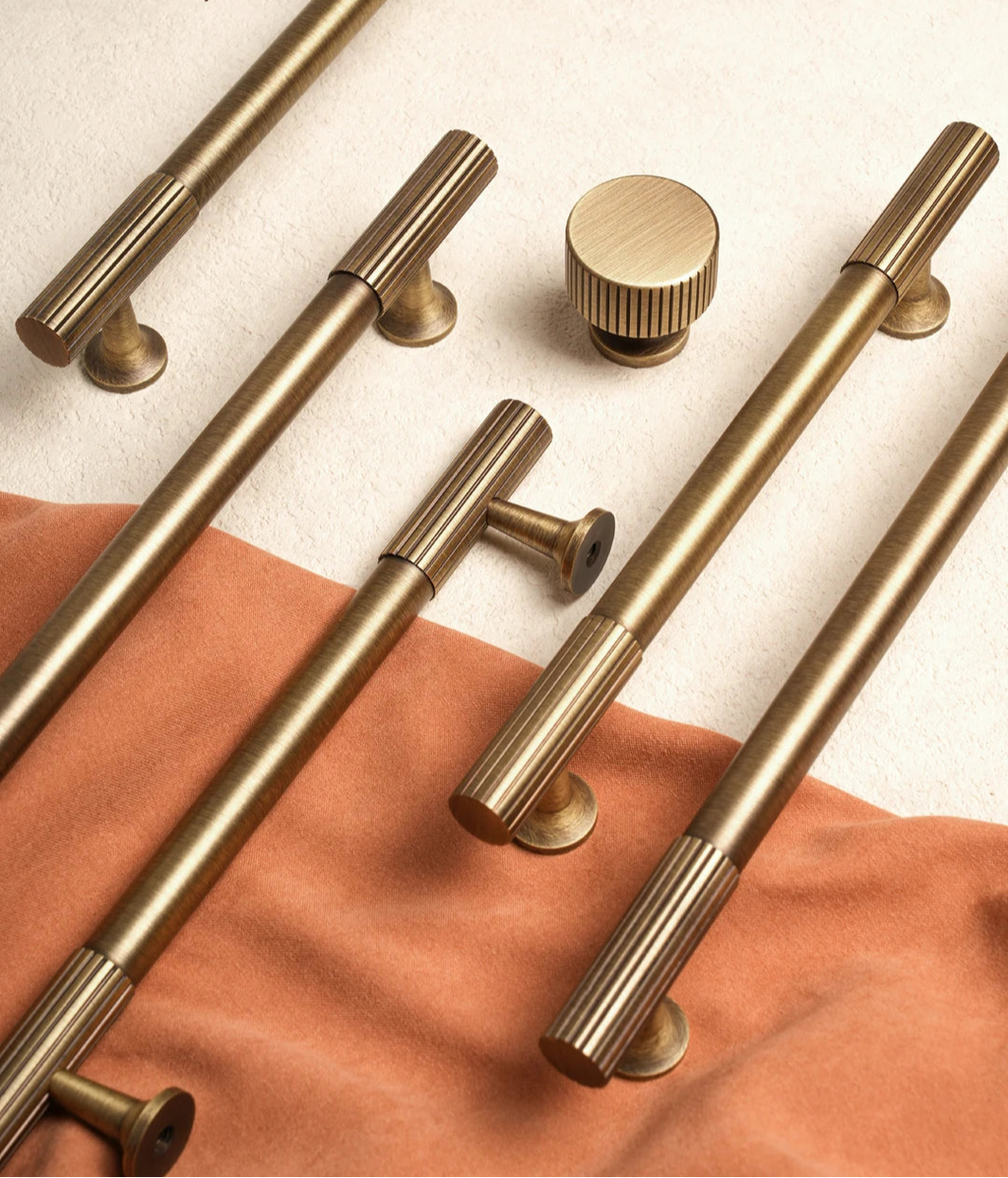 Poignée de meuble antique or brossé