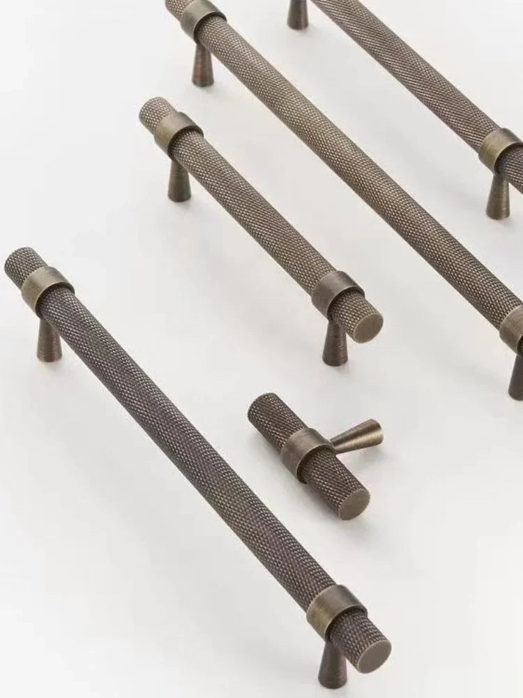 Poignée de meuble en bronze antique vieilli