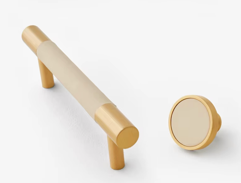 Poignée de meuble en cuir beige et laiton or brossé