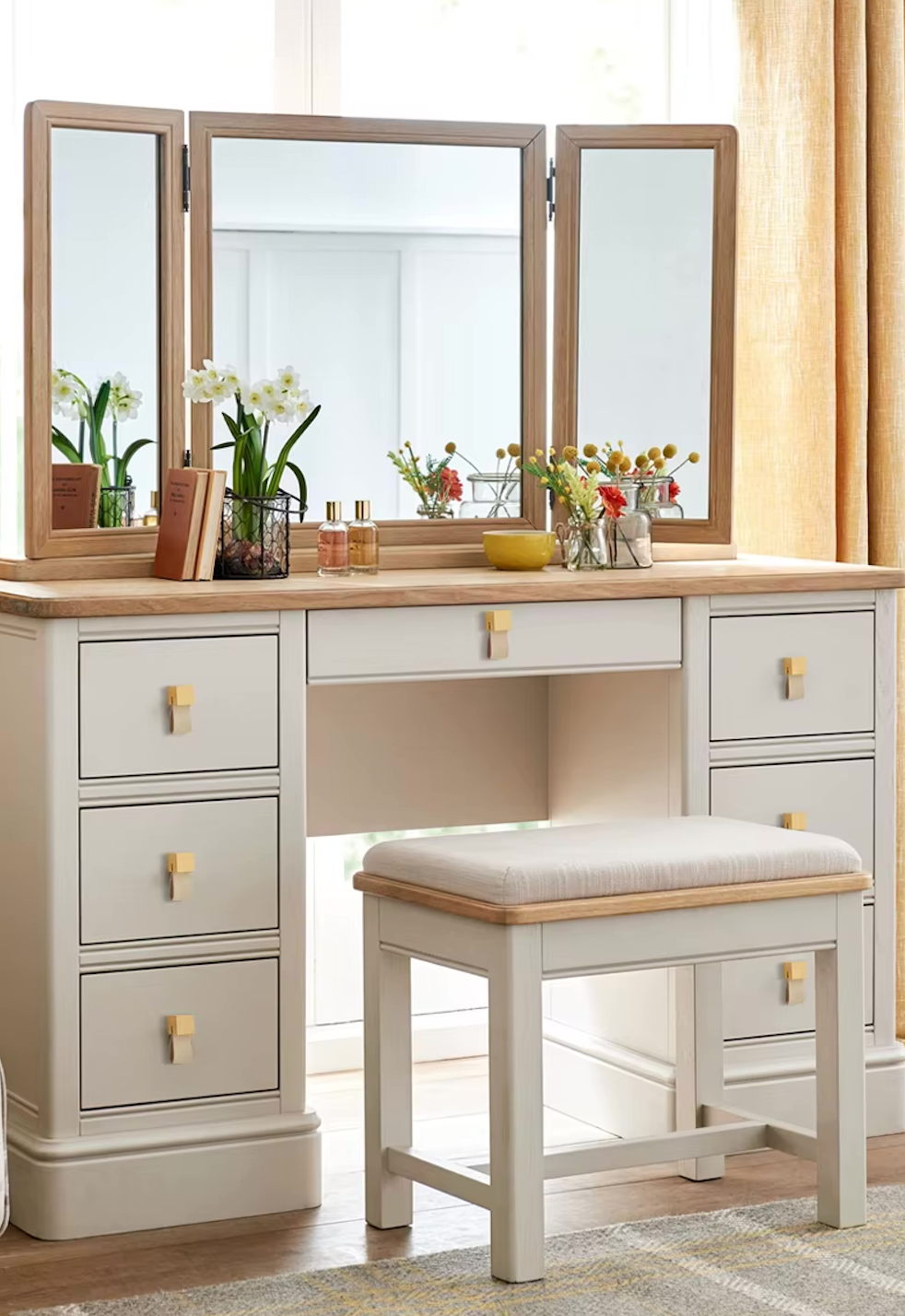 Poignée de meuble en cuir beige et laiton or brossé