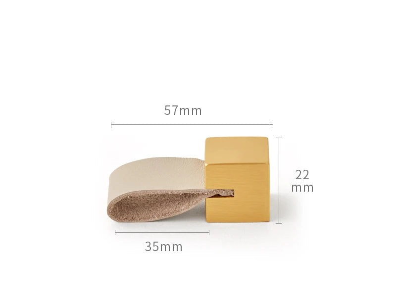 Poignée de meuble en cuir beige et laiton or brossé