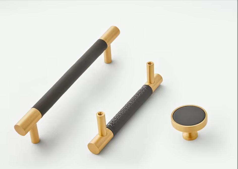 Poignée de meuble en cuir gris anthracite et laiton or brossé