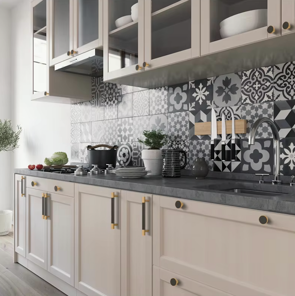 Poignée de meuble en cuir gris anthracite et laiton or brossé