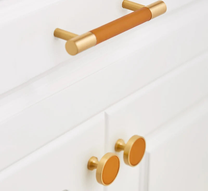 Poignée de meuble en cuir orange et laiton or brossé