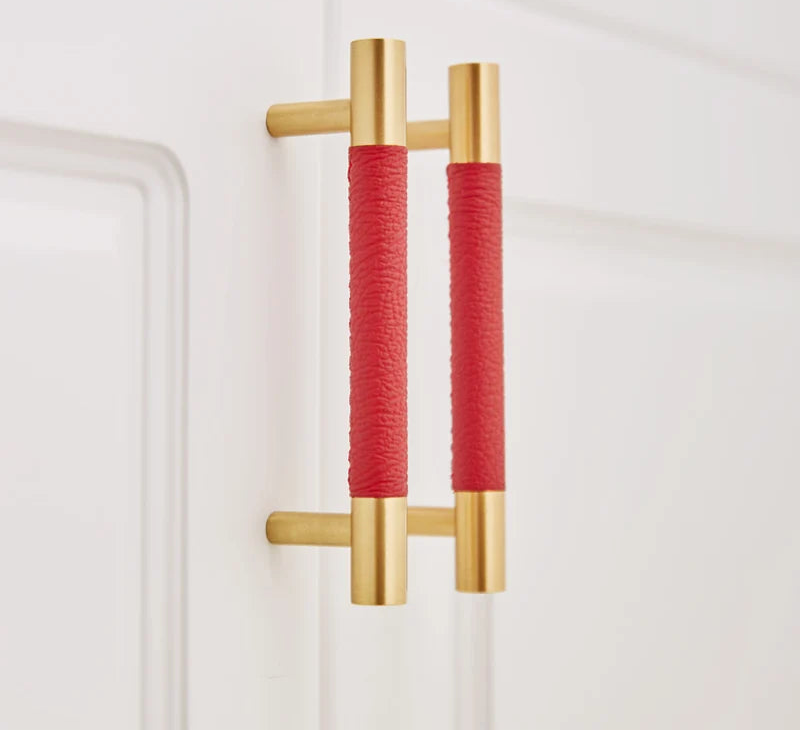 Poignée de meuble en cuir rouge et laiton or brossé