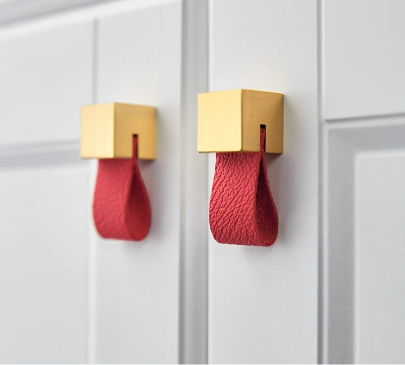 Poignée de meuble en cuir rouge et laiton or brossé