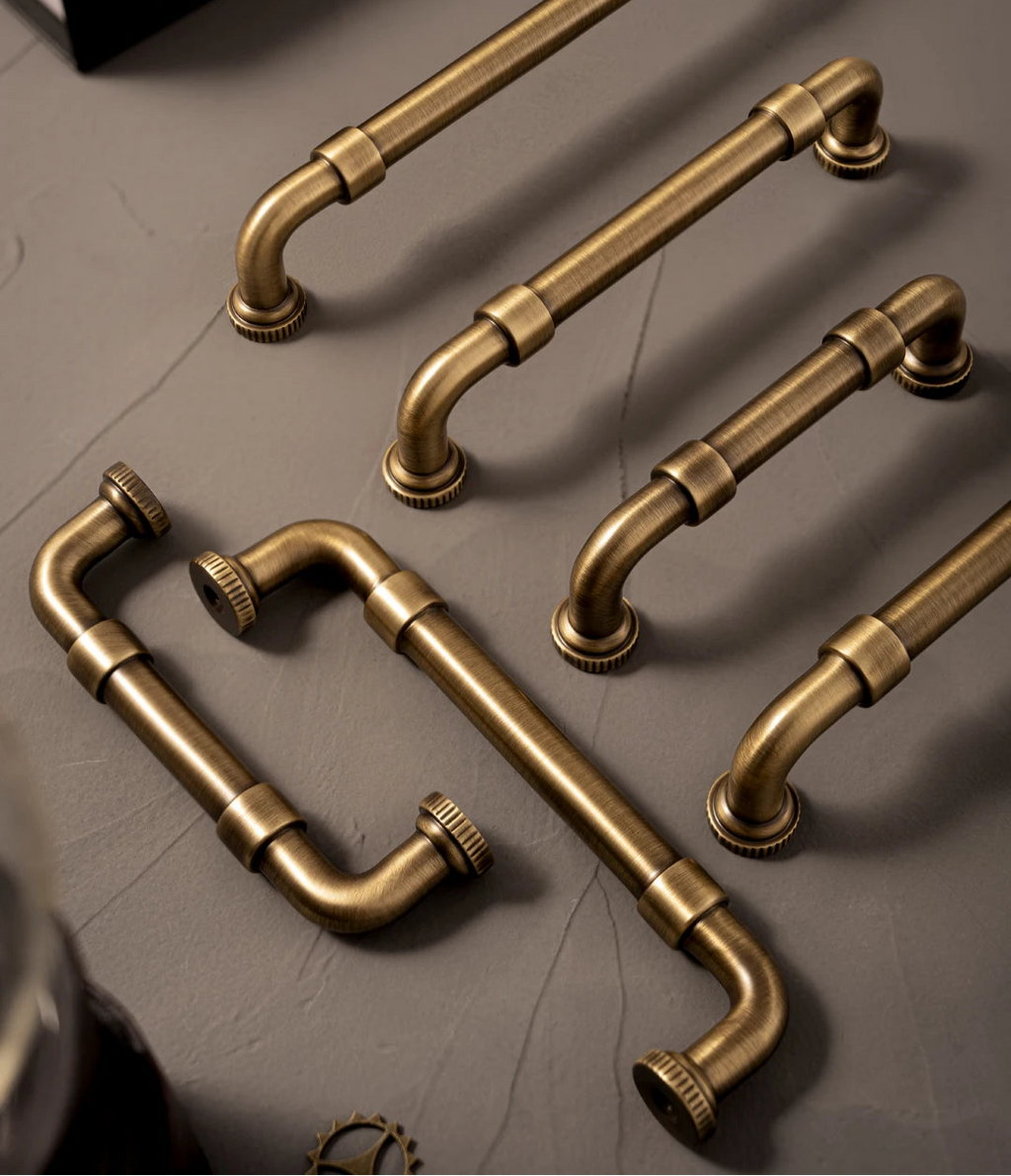 Poignée de meuble originale en laiton, effet bronze