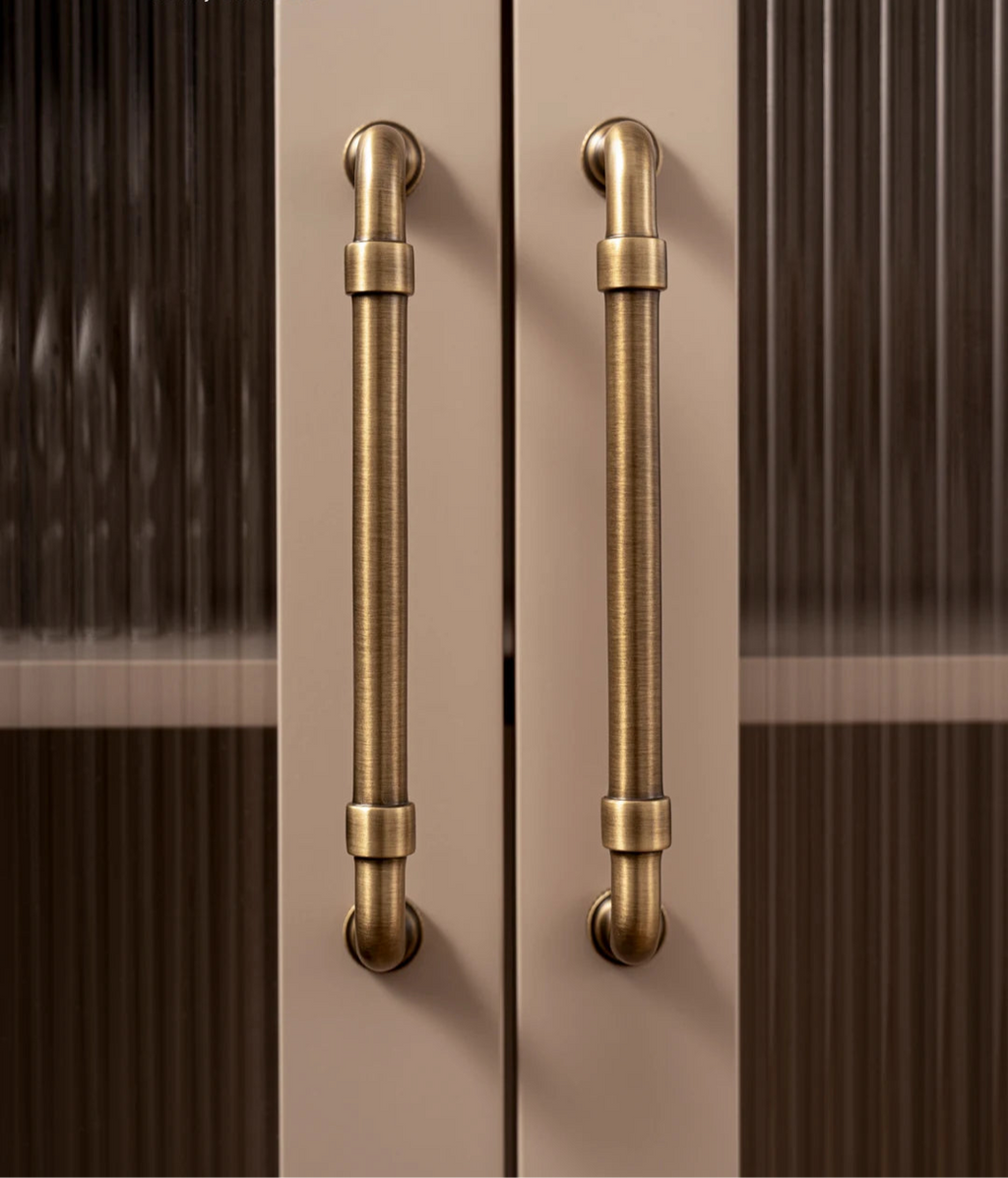 Poignée de meuble originale en laiton, effet bronze