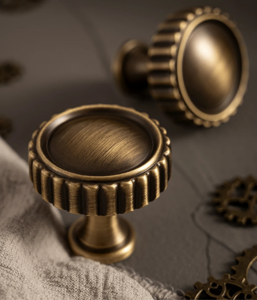 Poignée de meuble originale en laiton, effet bronze