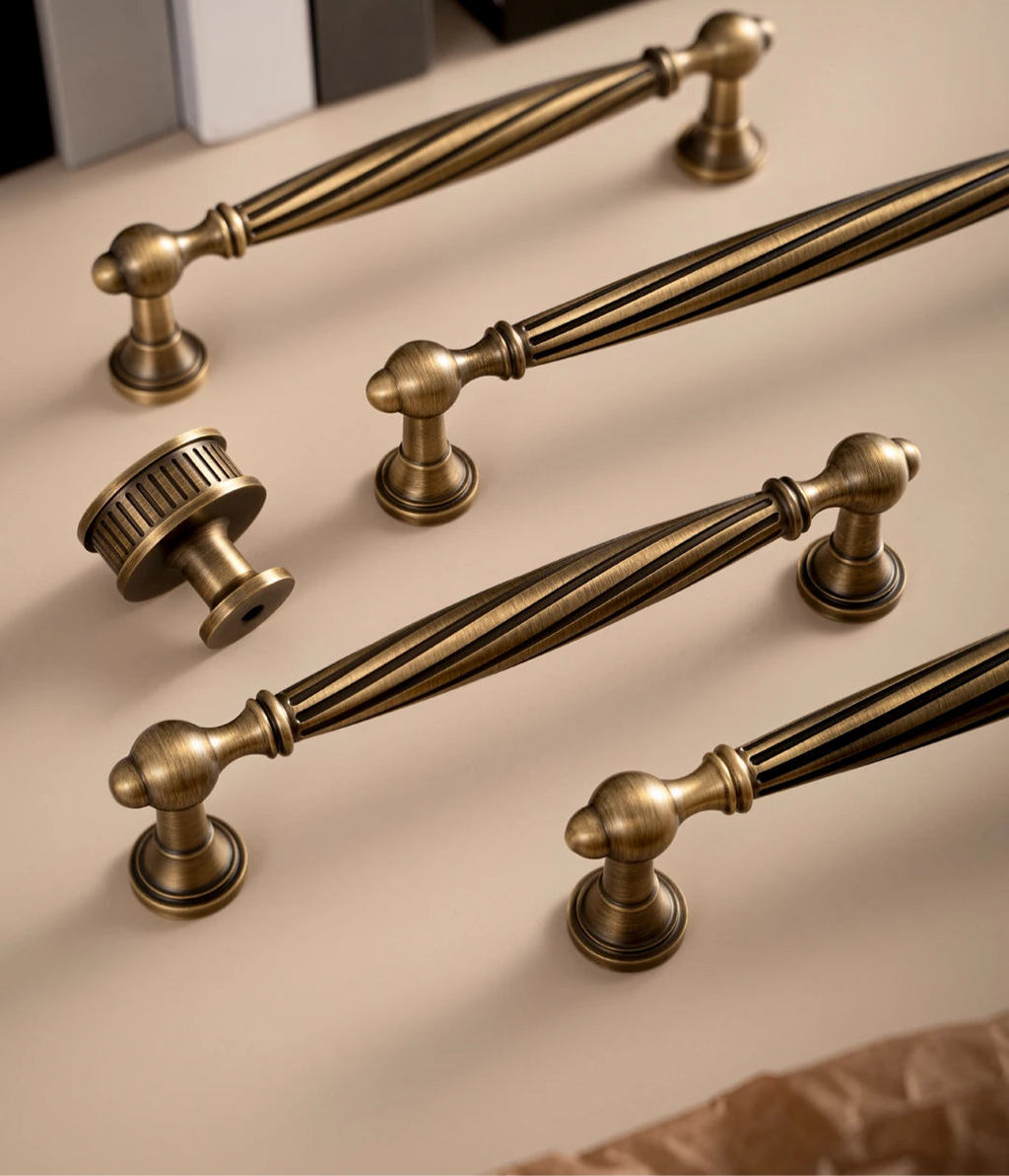 Poignée de meuble torsadée en laiton, effet bronze