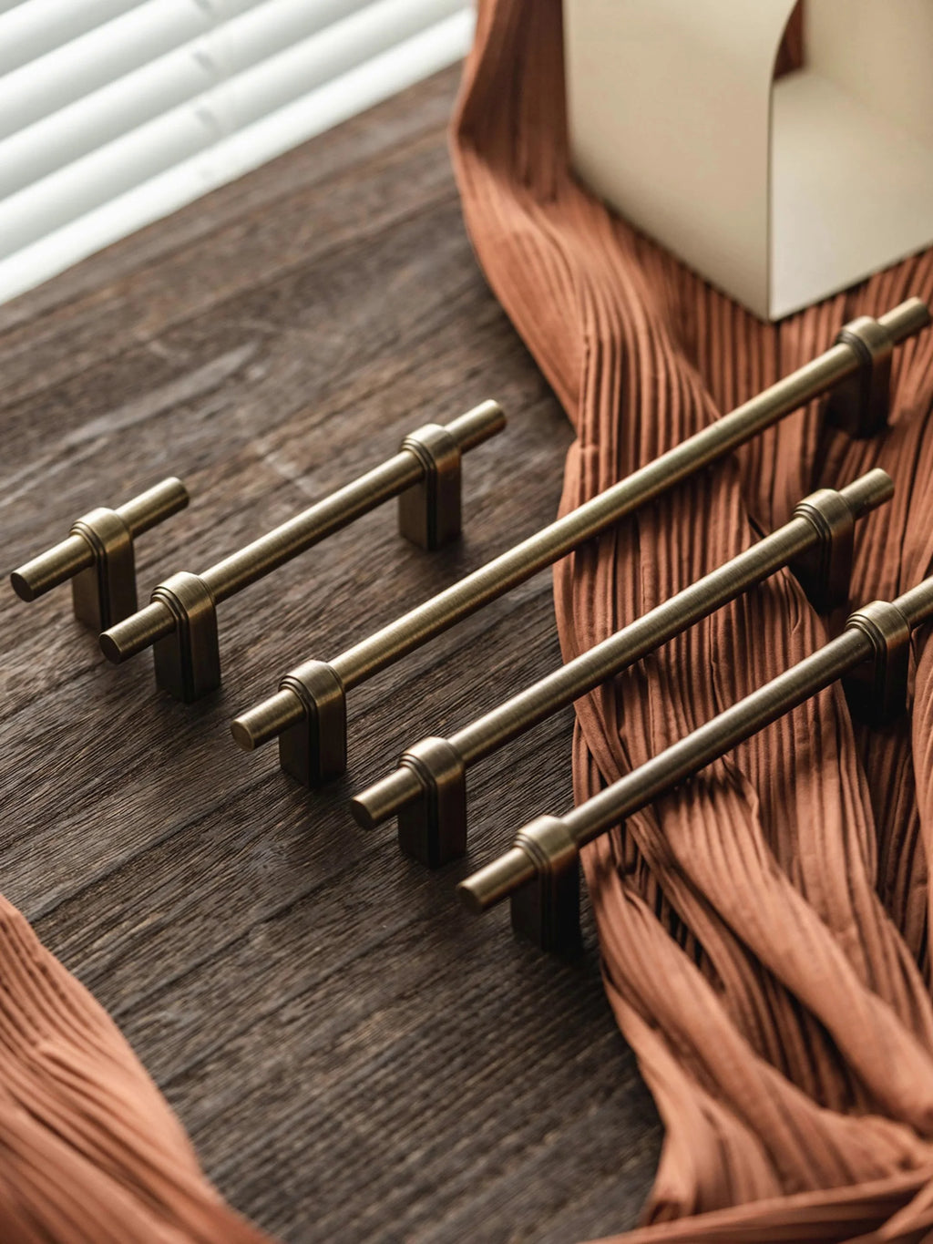 Poignée de meuble en laiton sobre