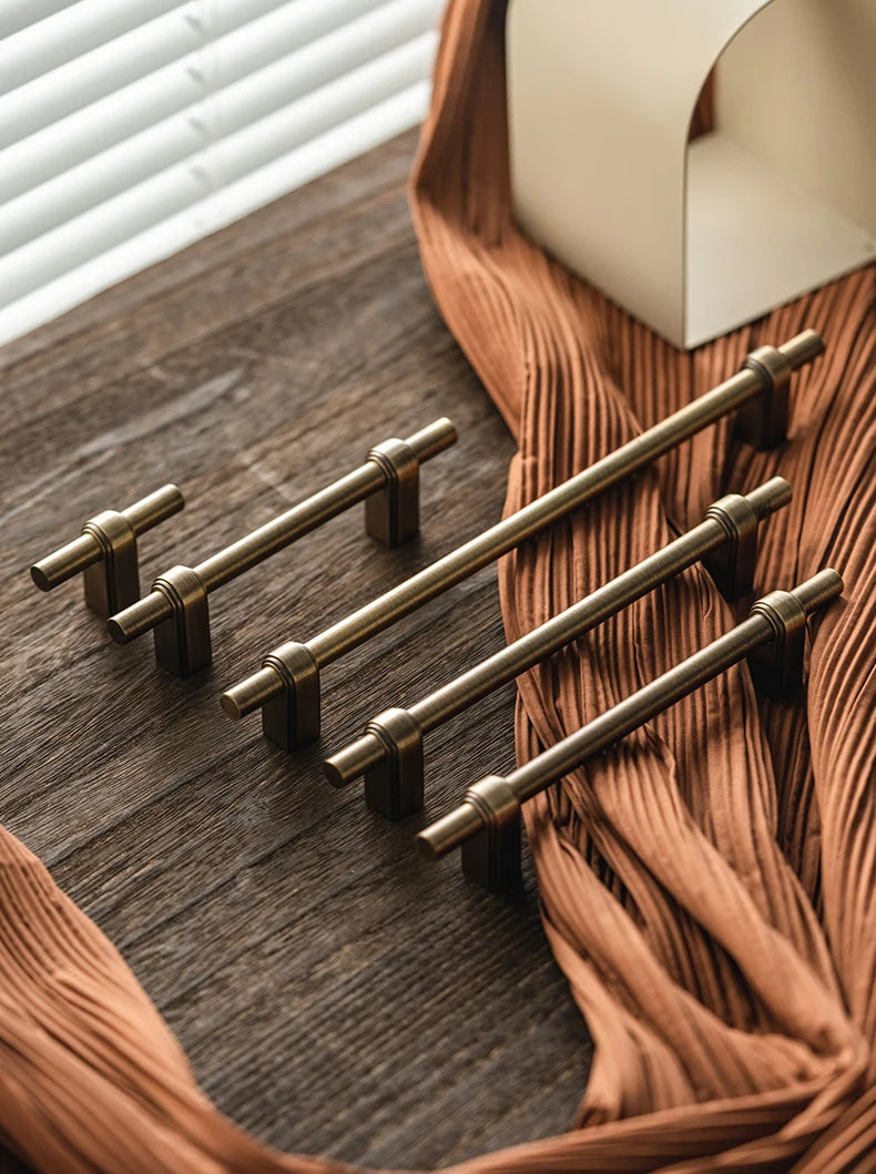 Poignée de meuble en laiton sobre