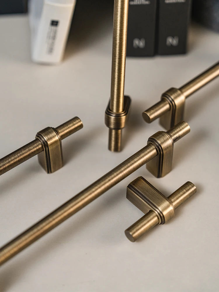 Poignée de meuble en laiton sobre